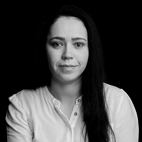 Retrato da advogada Dra. Priscila de Aquino Gomes, advogada associada do escritório, foto em preto e branco.
